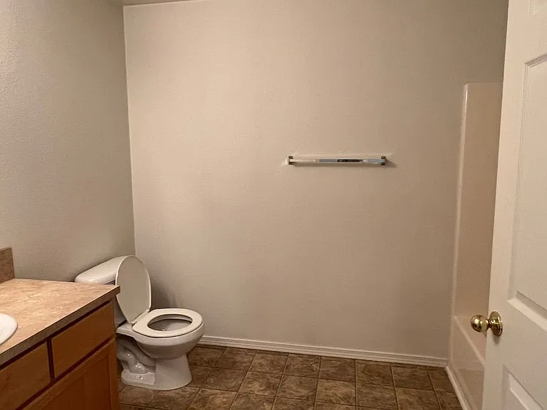 Ellendale Manor Apartments — Photo 16