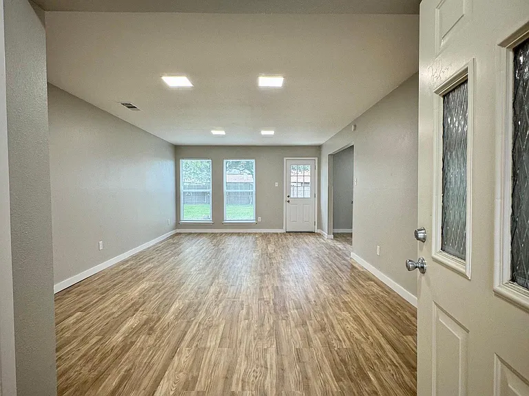 1405 Seville Dr — Photo 6