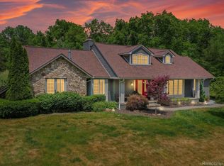 734 Edgewood Dr, Rochester, MI 48306