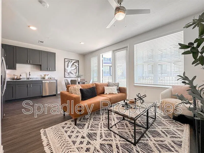 3 bed, 2.0 bath, 1090 sqft, $1,599 — Photo 3