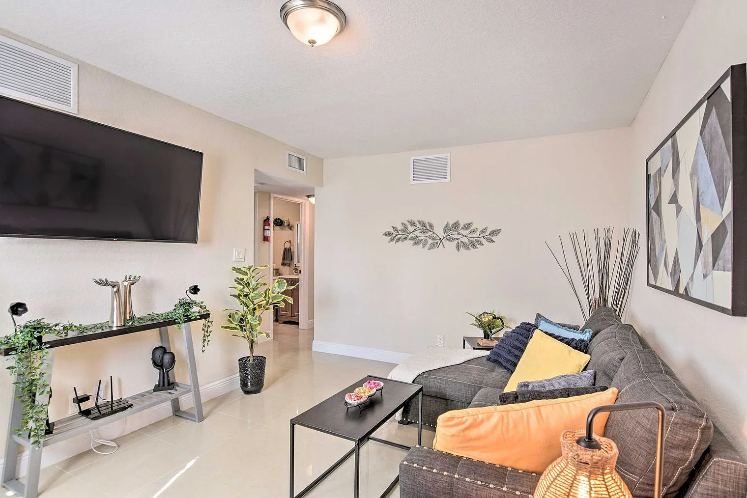 2 bed, 1.0 bath, 742 sqft, $2,322 — Photo 1