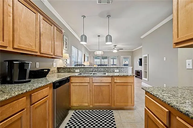 312 Lismore Ln — Photo 7