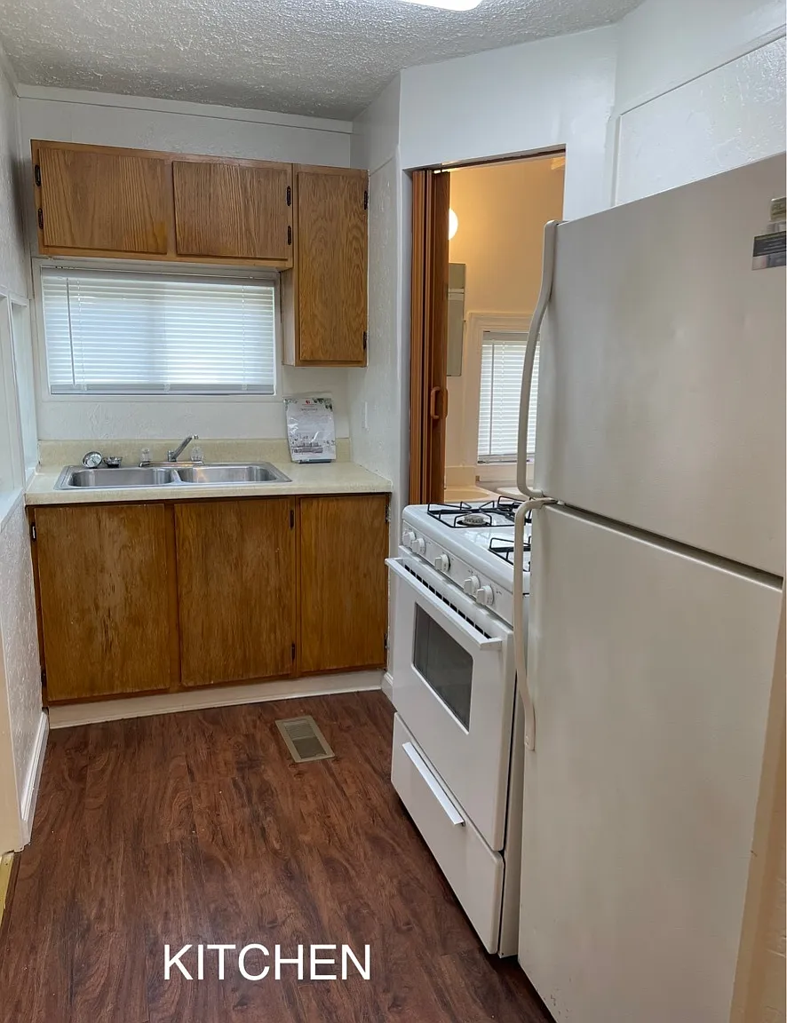 Elwood: J: 1523: Triplex - 3 — Photo 2