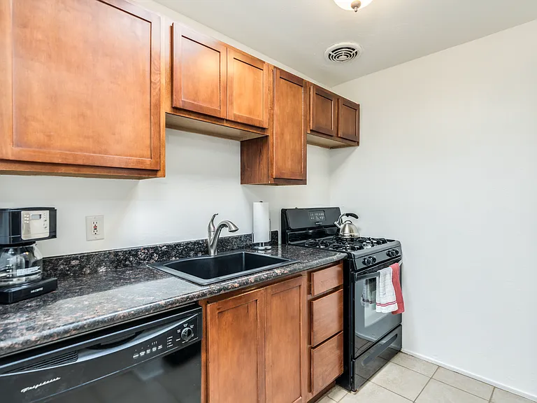 Riverside Suites — Photo 33