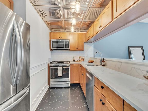 5th image of 227 Christopher Columbus Dr APT 415B