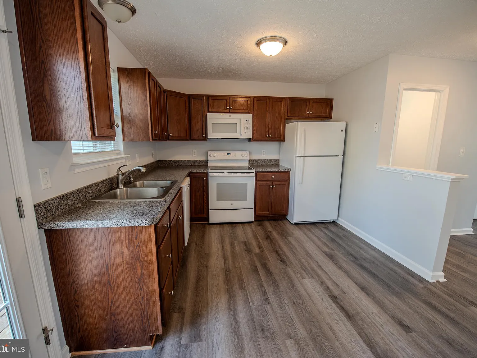 3 bed, 1.5 bath, 1251 sqft, $1,825 — Photo 4
