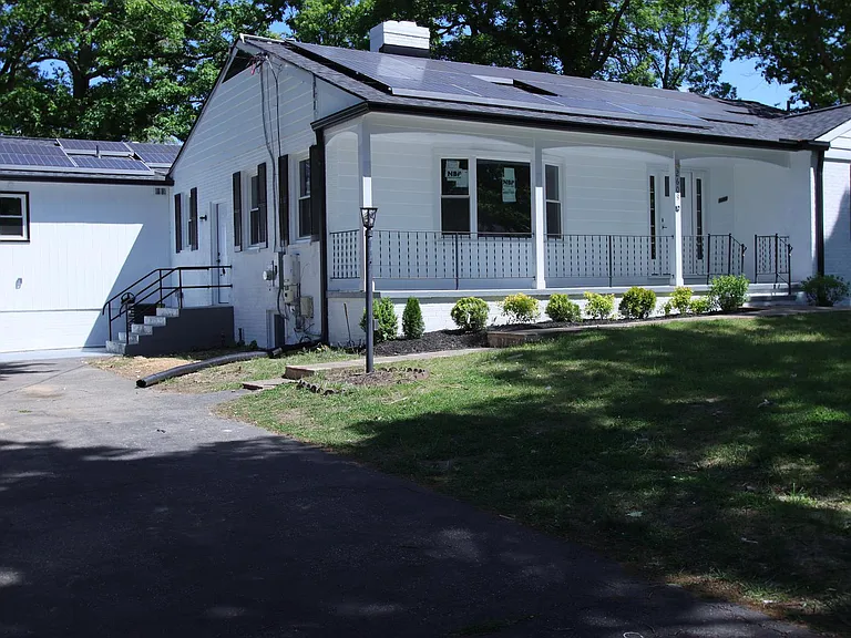 2608 Holly Dr — Photo 2