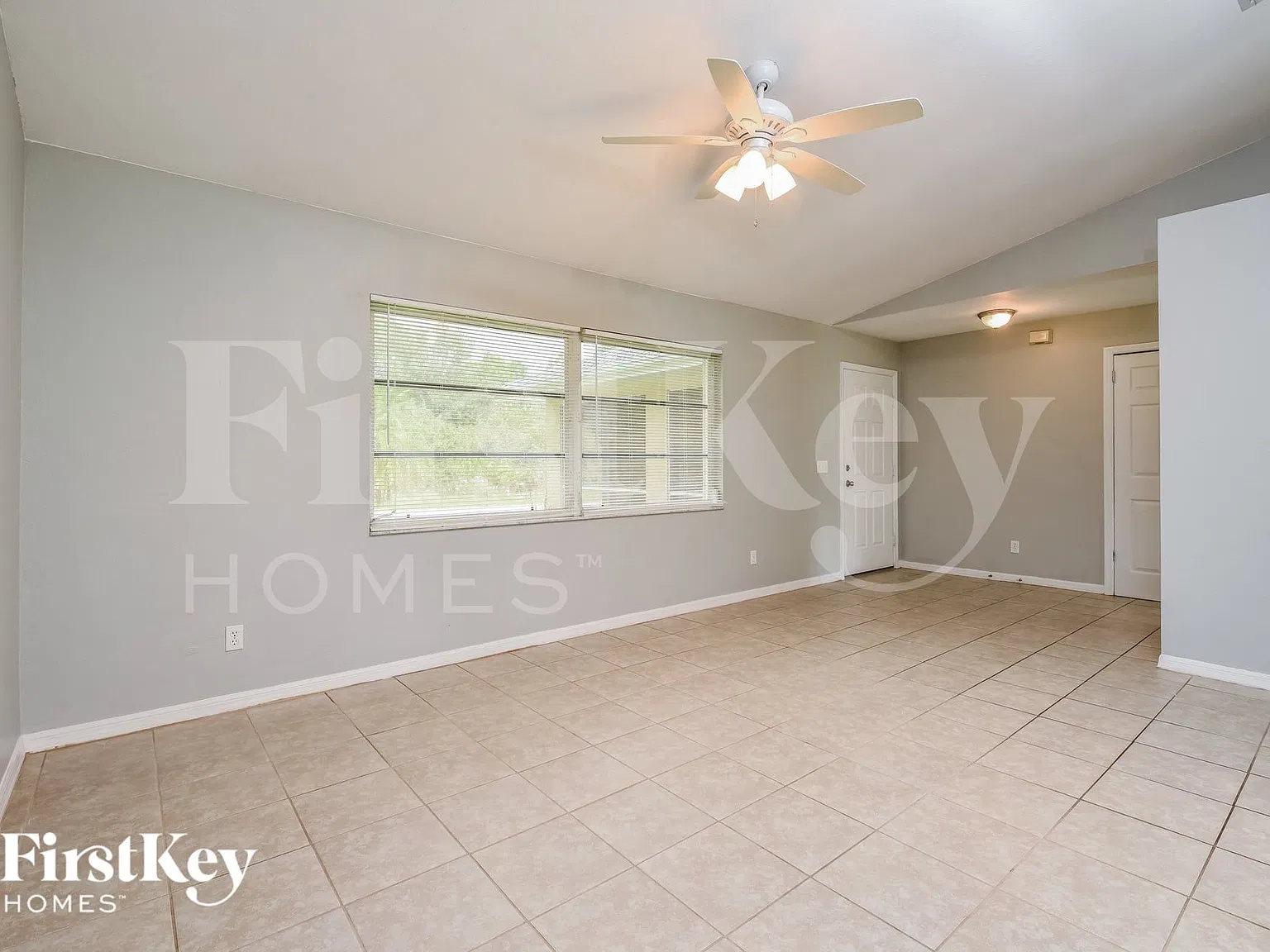 3 bed, 2.0 bath, 1508 sqft, $2,325 — Photo 3