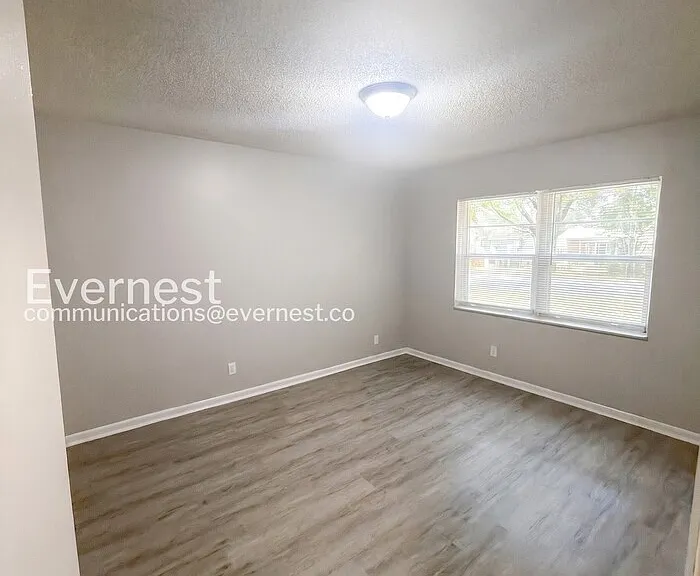 6069 Anglia Dr — Photo 10