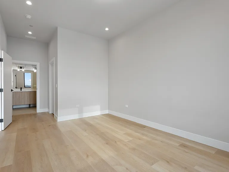 2505 W Farragut Ave #402 — Photo 13