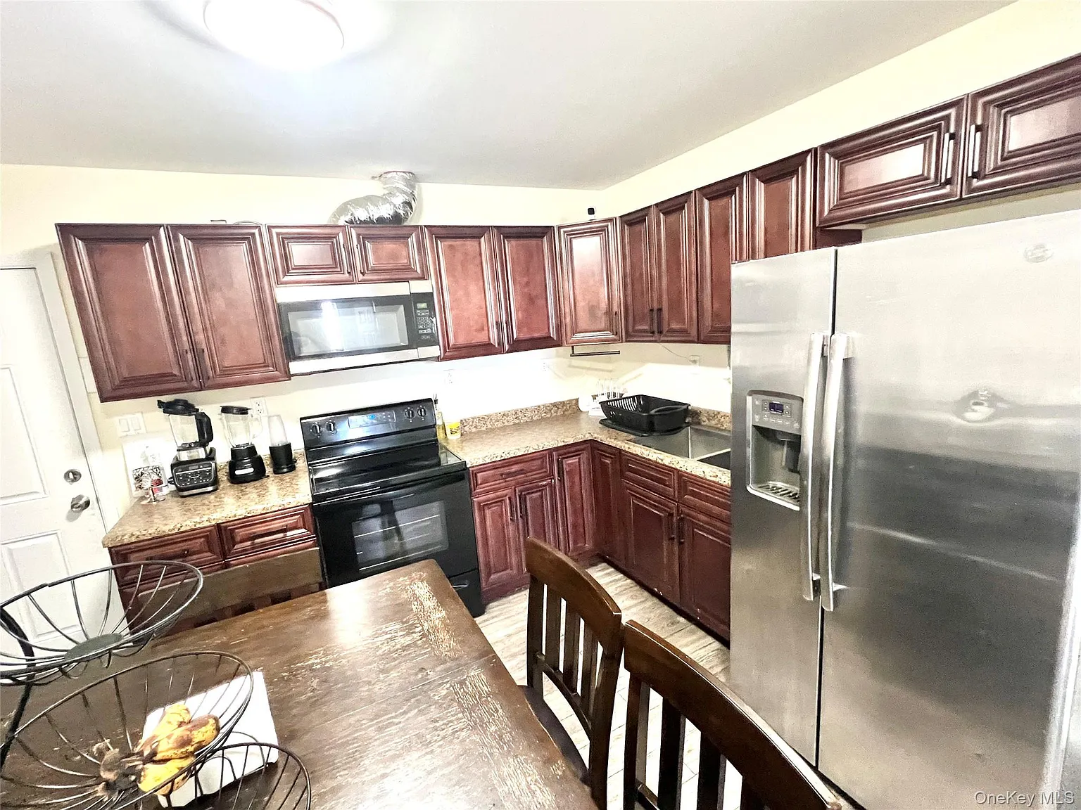 3 bed, 2.0 bath, 750 sqft, $1,900 — Photo 3