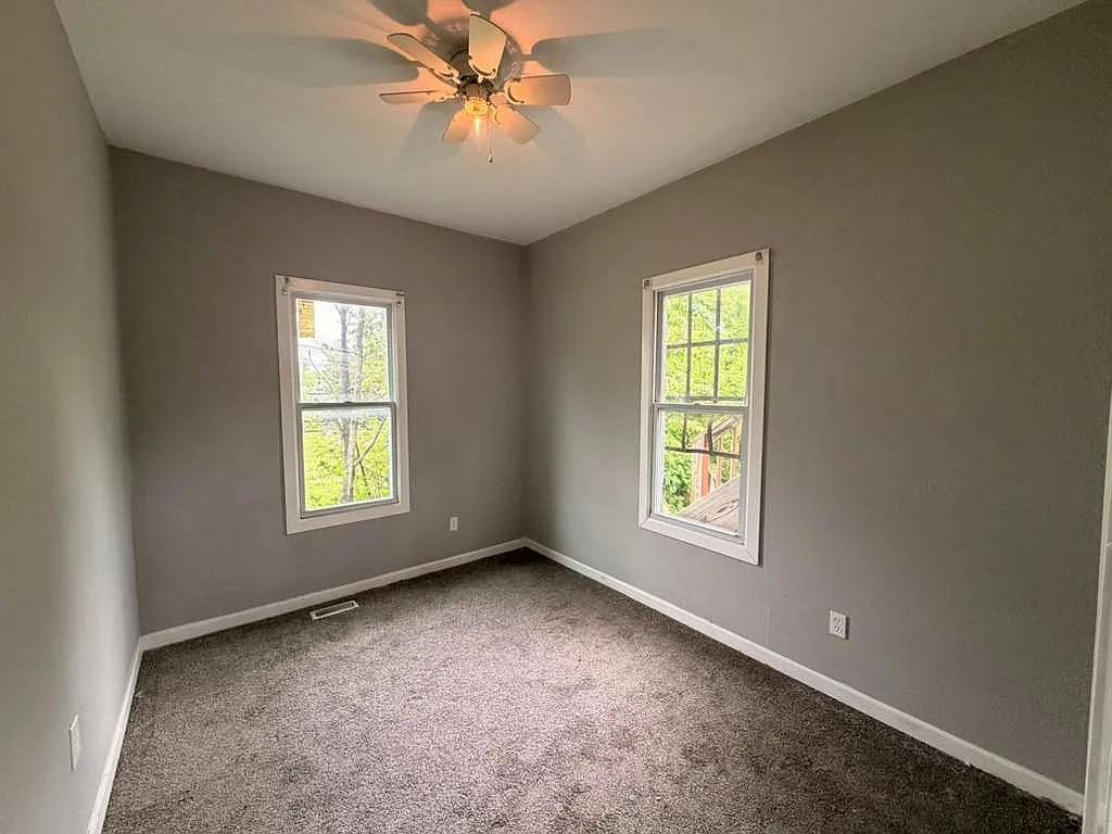 Building Photo - 2621 Lawrence Ave #1