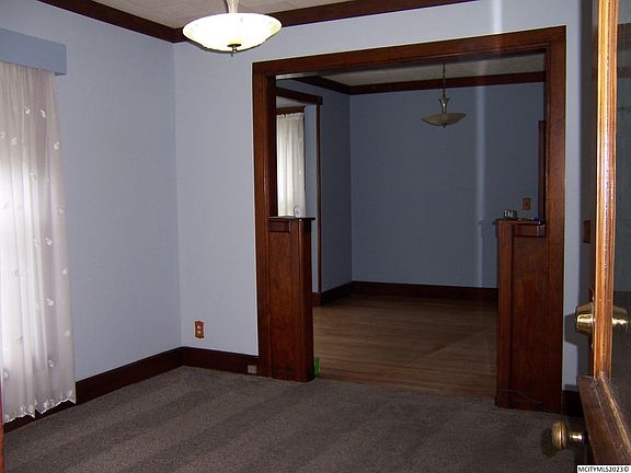 3rd image of 652 S Jackson Ave