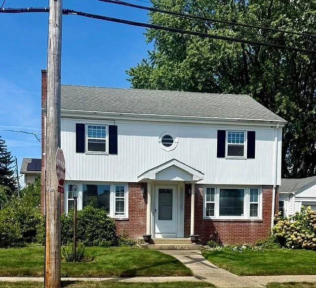 3 bed, 2.5 bath, 2948 sqft, $3,300 — Photo 2