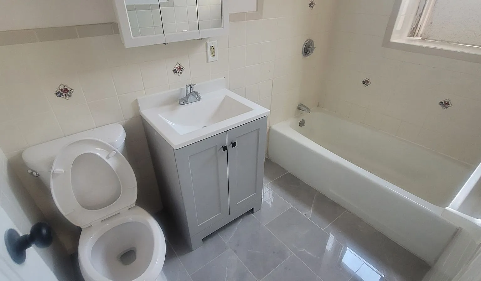 No Fee! Newly Renovated Luxury Split! Heat & Hot Water Included. Near T! Great for BU Students — Photo 3