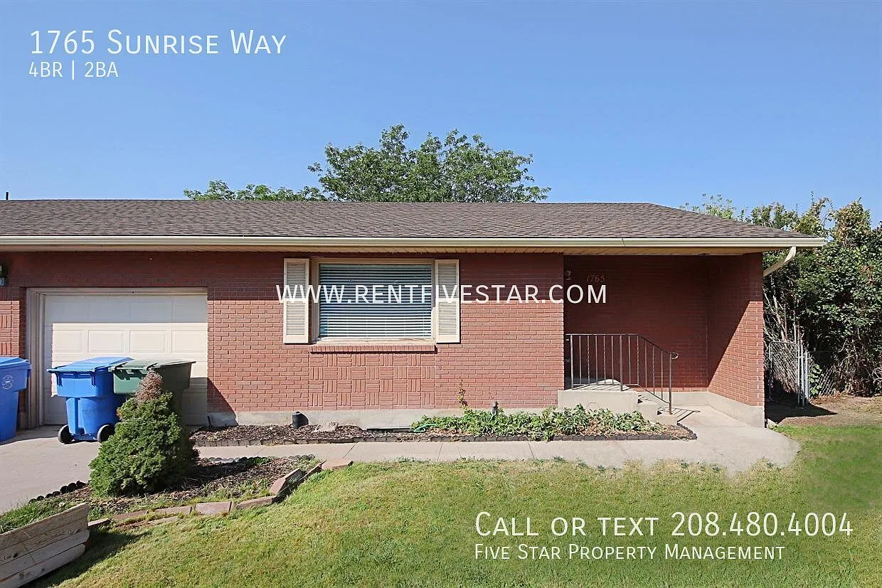 Charming 4 Bedroom Home in the Highland Area! — Photo 1