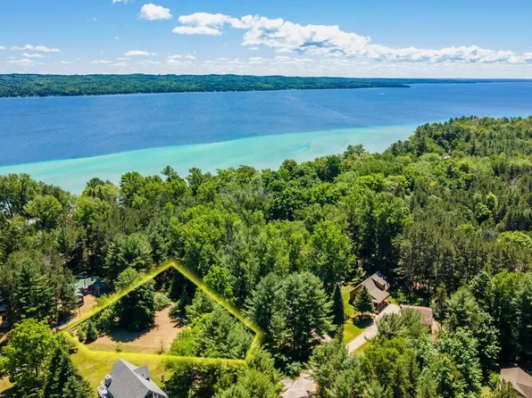19 Shiffman Ct, Kewadin, MI 49648