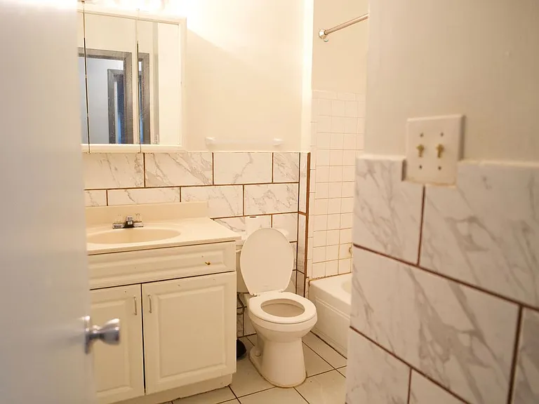 1504 N 75th Dr — Photo 8