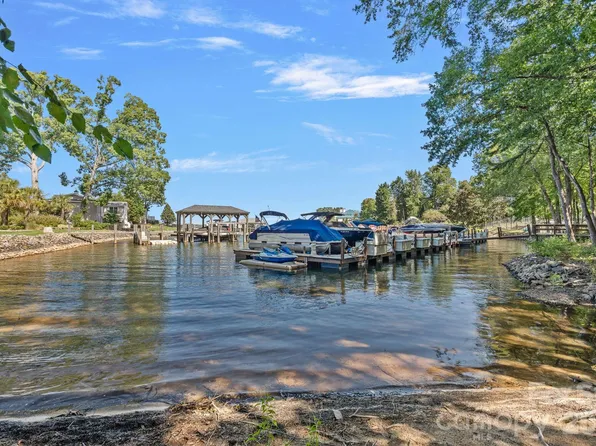 19002 Lakehouse Pointe Dr, Cornelius, NC 28031