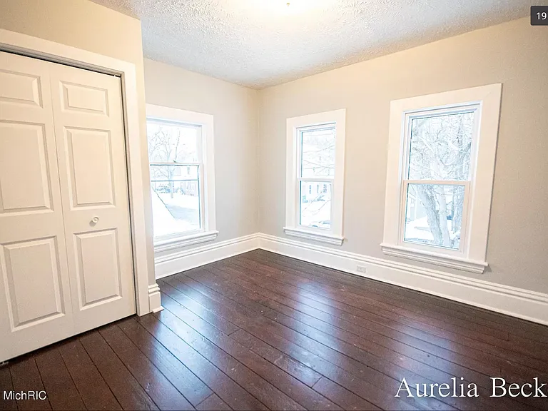 420 Lincoln Ave NW — Photo 18