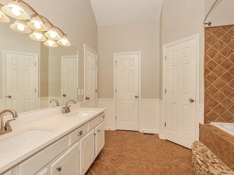 1002 Esquire Ct — Photo 15