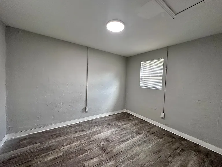 204 Courtyard Cir — Photo 140