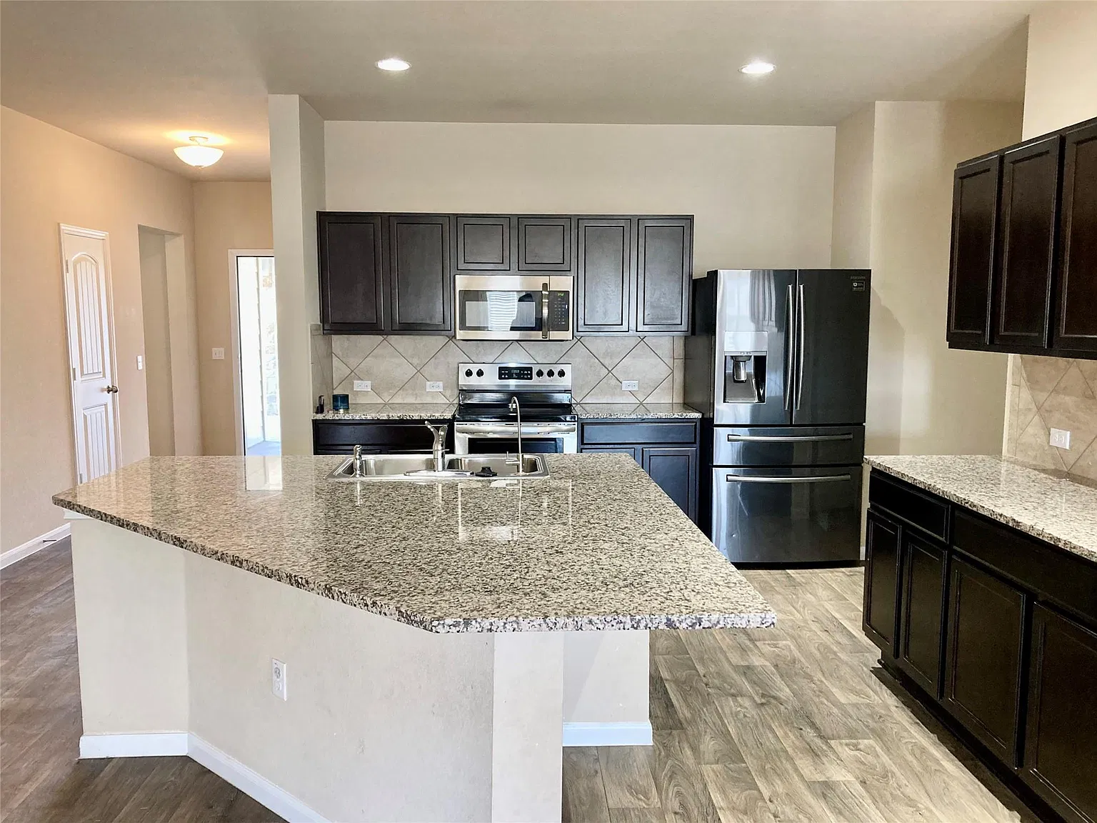 4 bed, 2.0 bath, 2018 sqft, $2,100 — Photo 3
