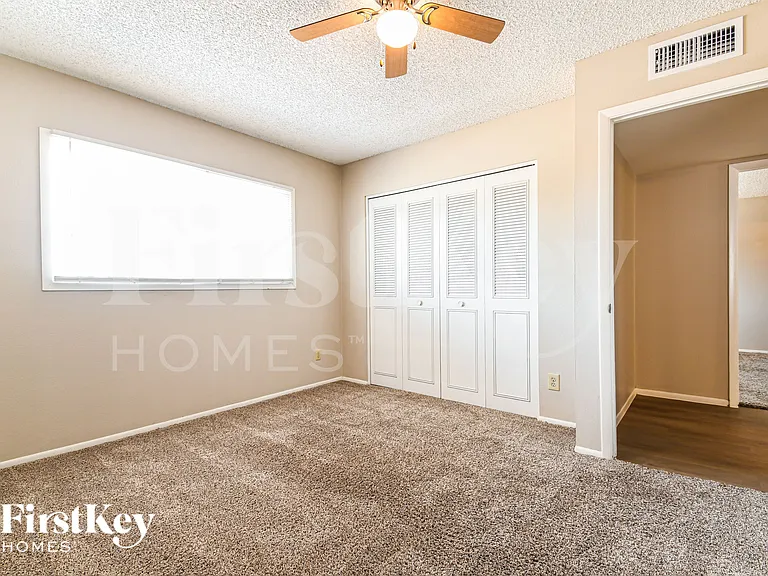 614 E Greenway Dr — Photo 16