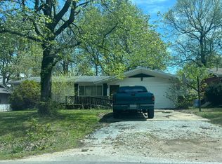 1220 S Estate Ave, Springfield, MO 65804