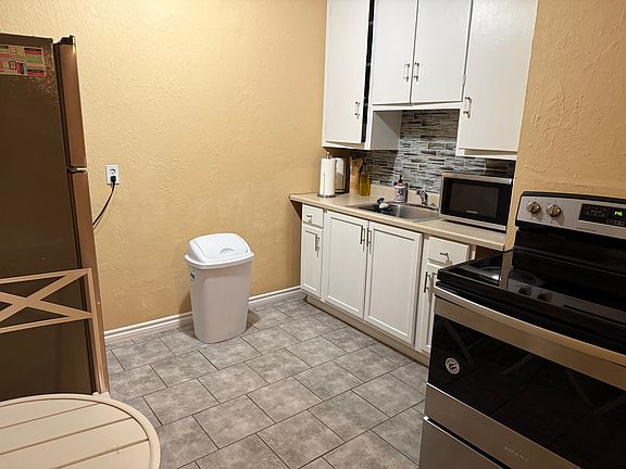 3rd image of 2011 NW Hoover Ave #25