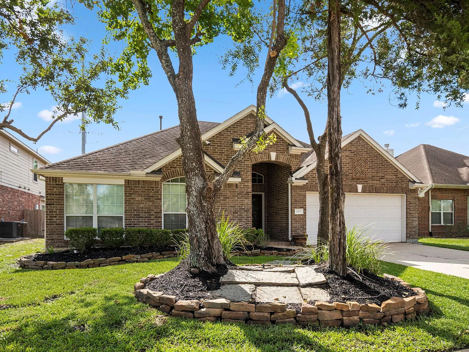 3 bed, 2.0 bath, 1839 sqft, $2,300 — Photo 1