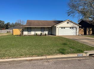 2243 Riveroaks Dr, West Columbia, TX 77486