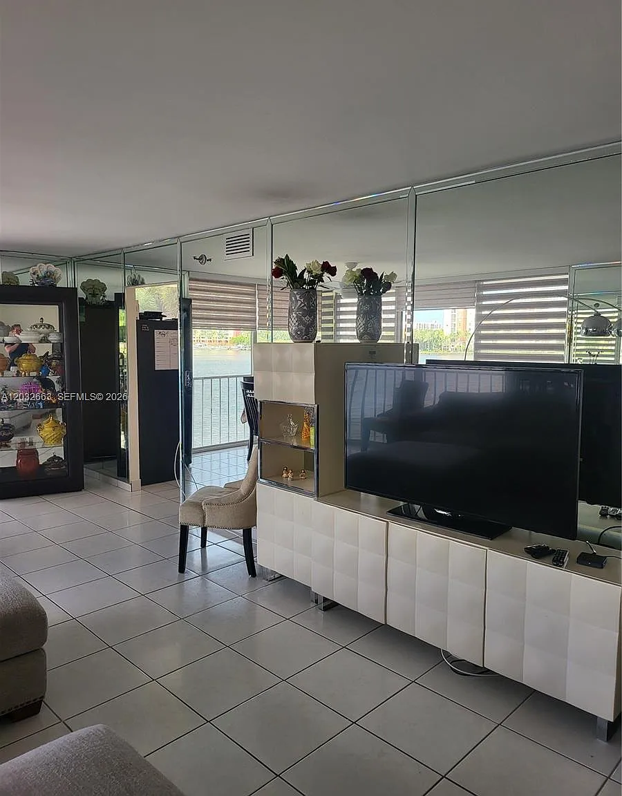 Winston Towers 700 Condo — Photo 3
