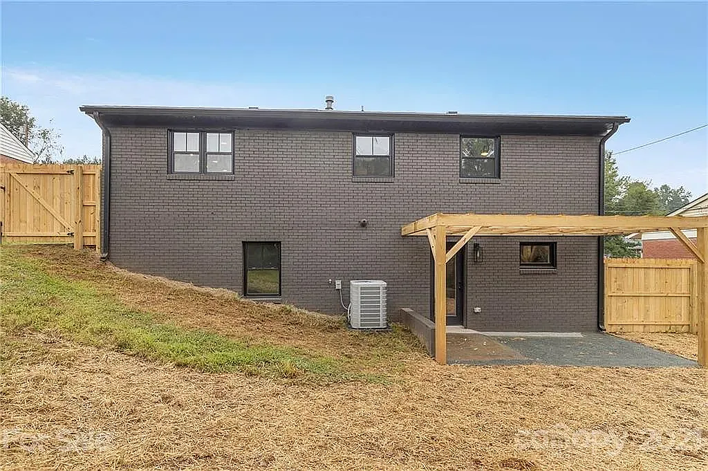 4 bed, 2028 sqft, $3,000 — Photo 2