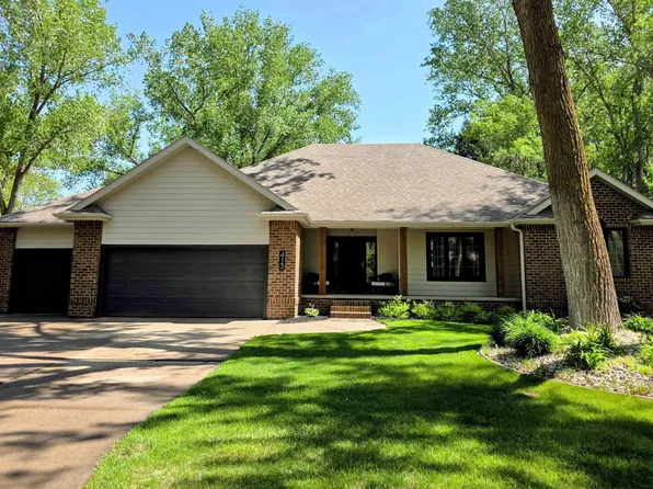 413 S Royal Troon Dr, Dakota Dunes, SD 57049