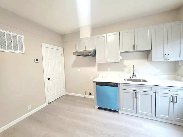 5255 Bancroft Ave — Photo 6