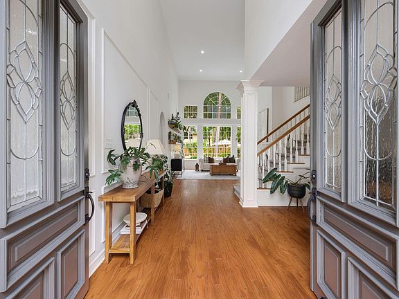 5th image of 15 Woodmere Pl