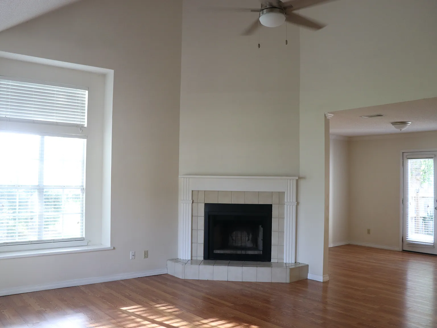 3 bed, 2.5 bath, 1752 sqft, $2,400 — Photo 2