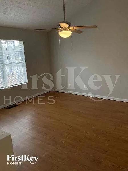 3 bed, 2.0 bath, 1520 sqft, $1,700 — Photo 2