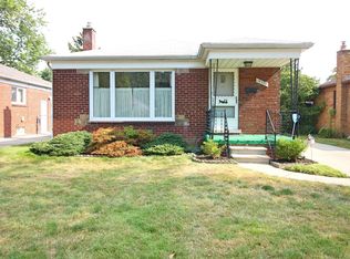 19709 Lochmoor St, Harper Woods, MI 48225