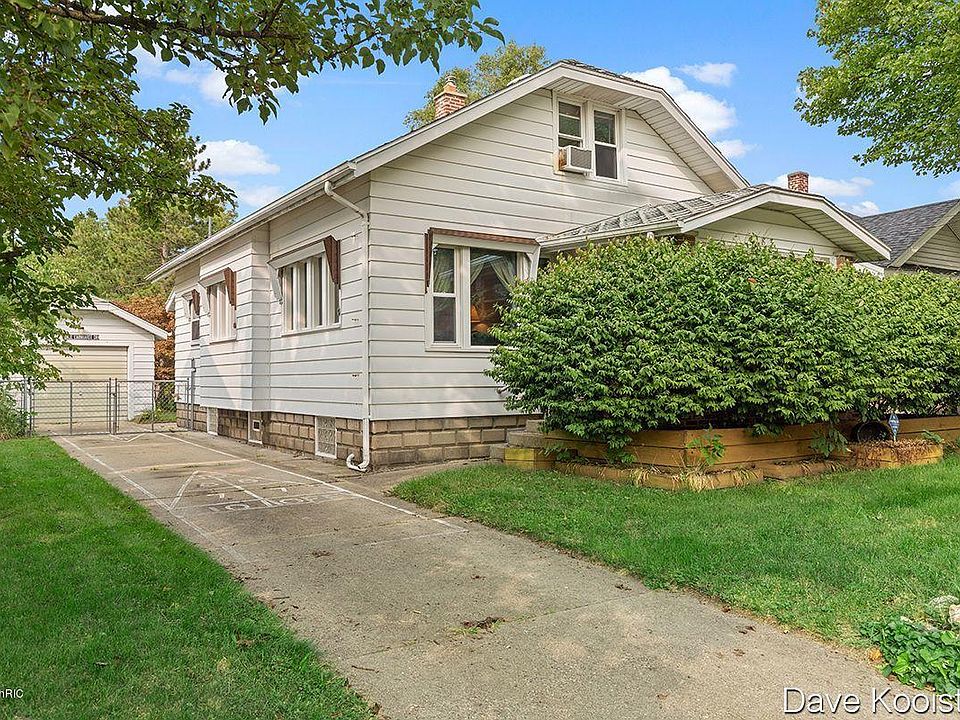 1st image of 823 Eleanor St NE