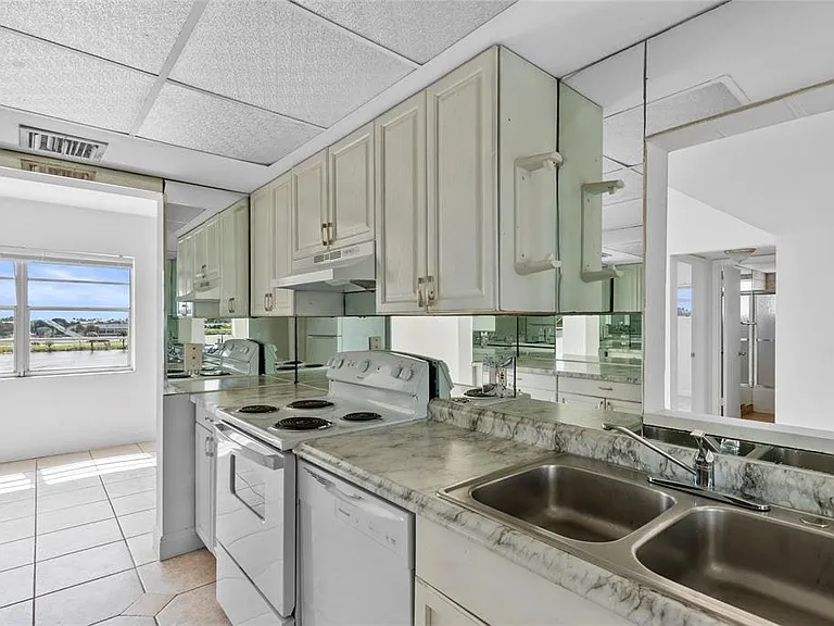 1060 Crystal Lake Dr #2 — Photo 8