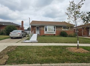 18023 Winsome Rd, Fraser, MI 48026