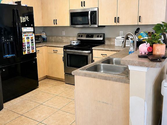 4th image of 3331 Commodore Ct