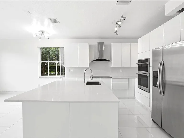 3802 SW 165th Ter — Photo 4
