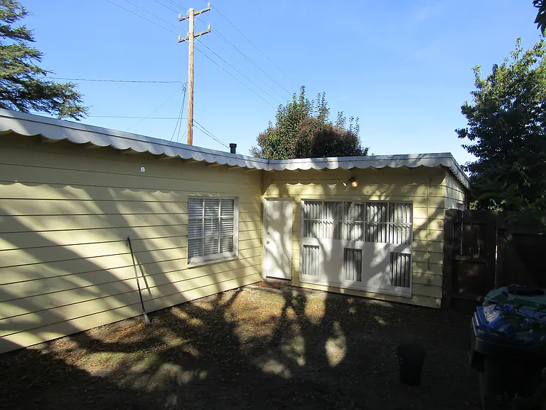 404 E Locust Ave — Photo 6