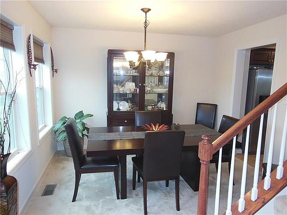 3rd image of 184 Hunting Ridge Dr