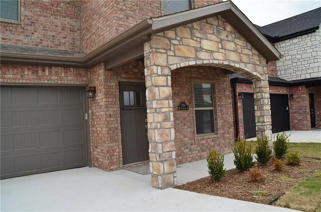 3 bed, 2.5 bath, 1800 sqft, $2,150 — Photo 2