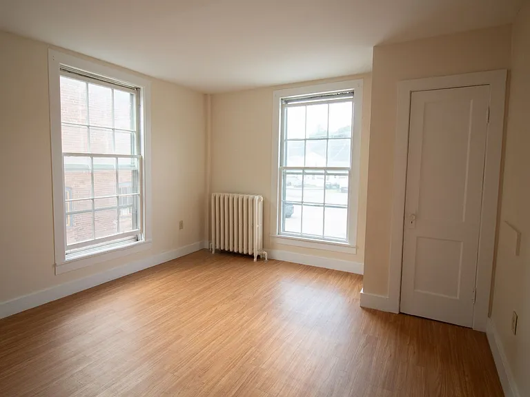 332 Pleasant St — Photo 3