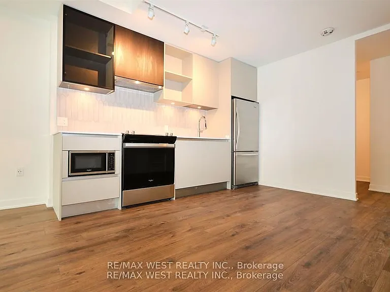 395 Dundas St W #822 — Photo 22